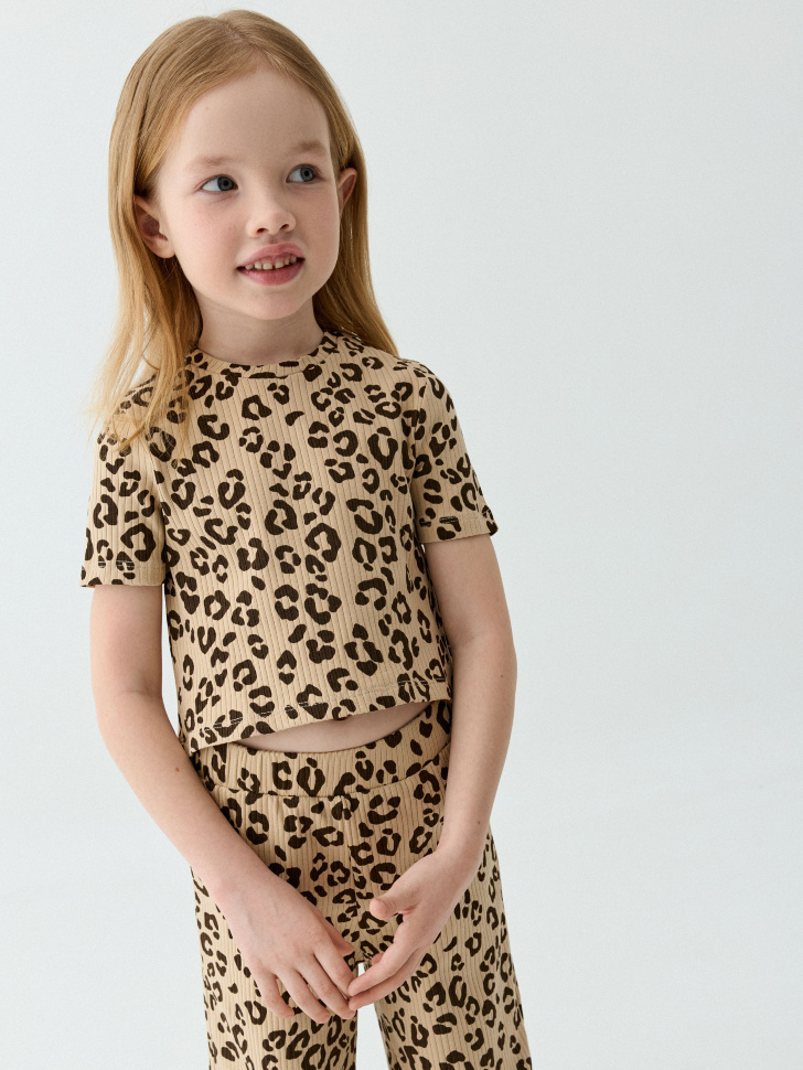 Футболка с леопардовым принтом для девочек
Футболка с леопардовым принтом для девочек