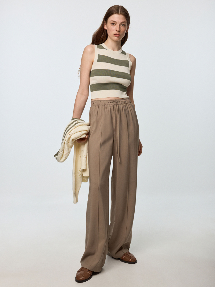 Прямые брюки с застроченными стрелками
Прямые брюки с застроченными стрелками