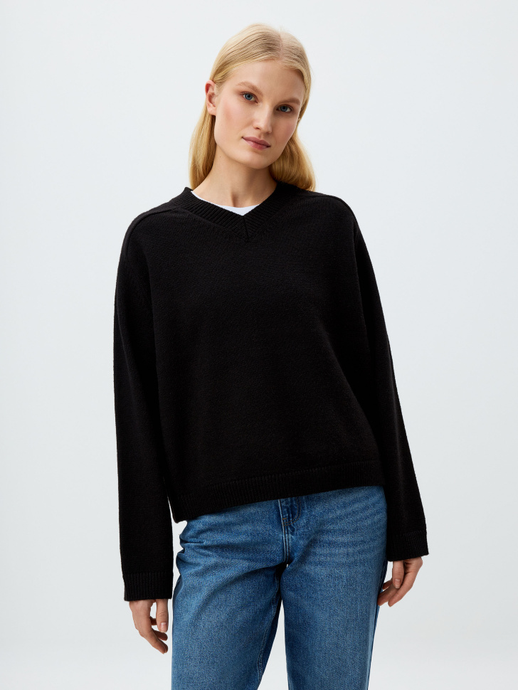 Короткий вязаный джемпер 
Короткий вязаный джемпер