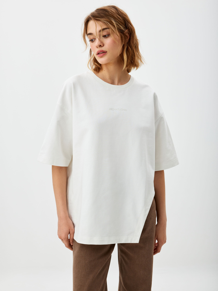 Белая футболка оверсайз с асимметричным низом