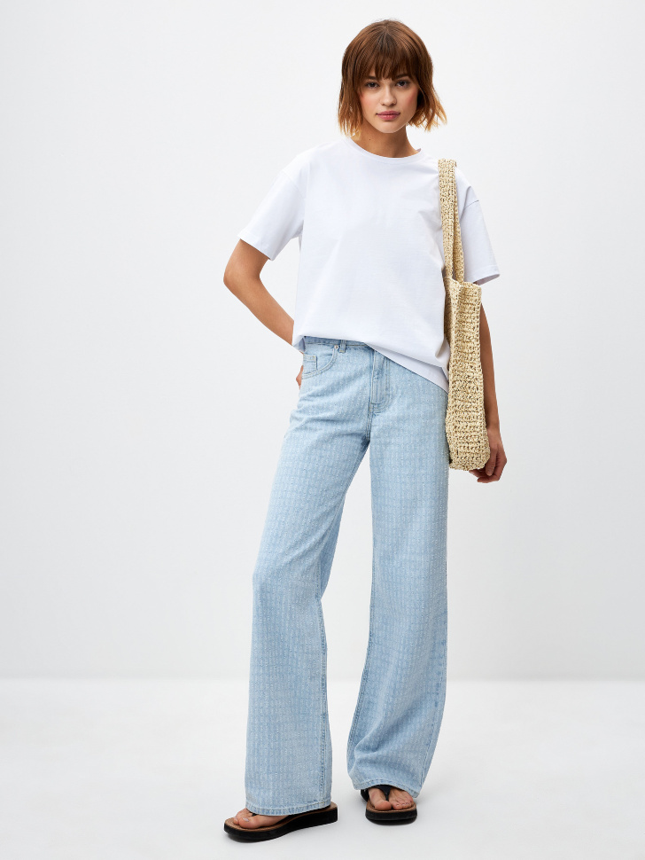 Широкие джинсы с искусственными потертостями
Широкие джинсы с искусственными потертостями