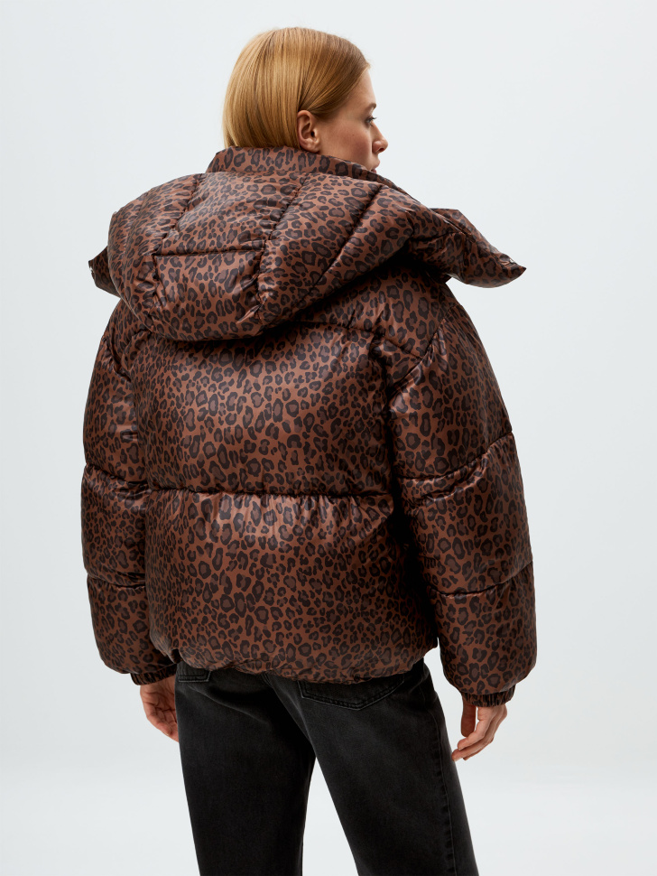 Короткая дутая куртка с леопардовым принтом - фото 3
