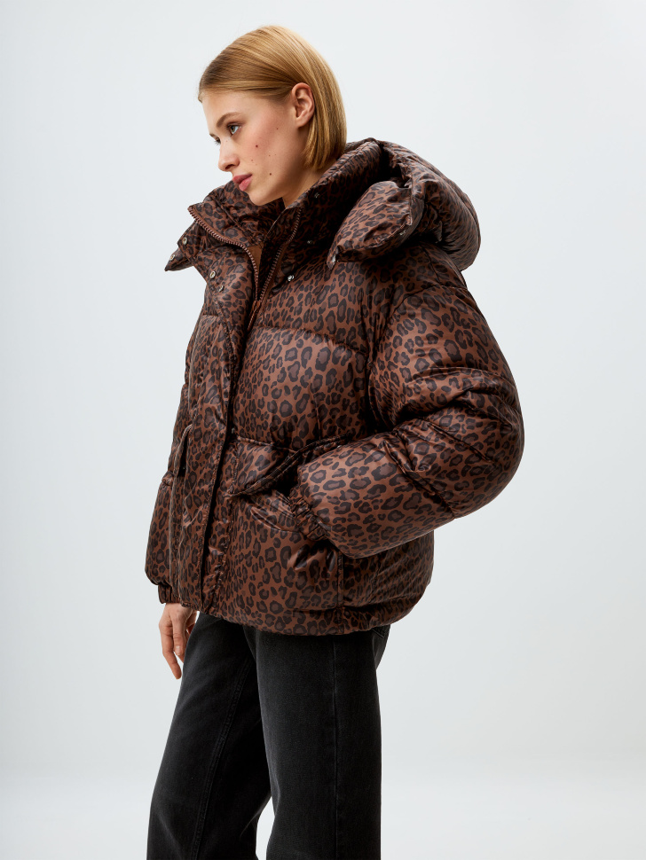 Короткая дутая куртка с леопардовым принтом - фото 4