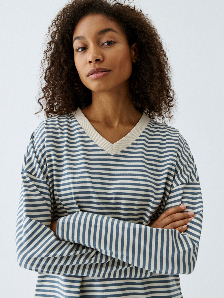 Лонгслив ANNA OVERSIZE FIT с V-образным вырезом 
Лонгслив ANNA OVERSIZE FIT с V-образным вырезом