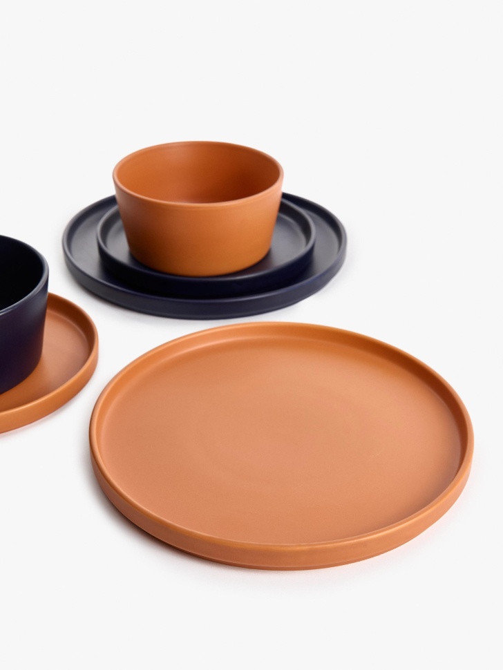 обеденная тарелка из каменной керамики от бренда sela вид слева