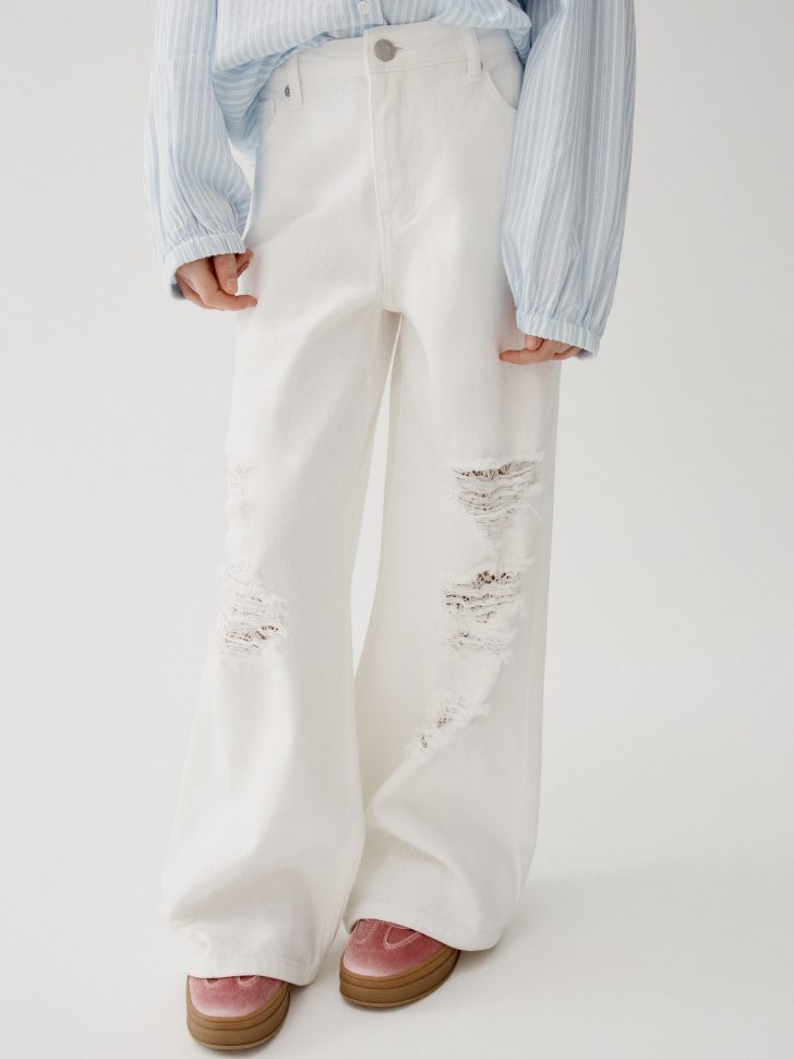 рваные широкие джинсы для девочек от бренда sela вид слева