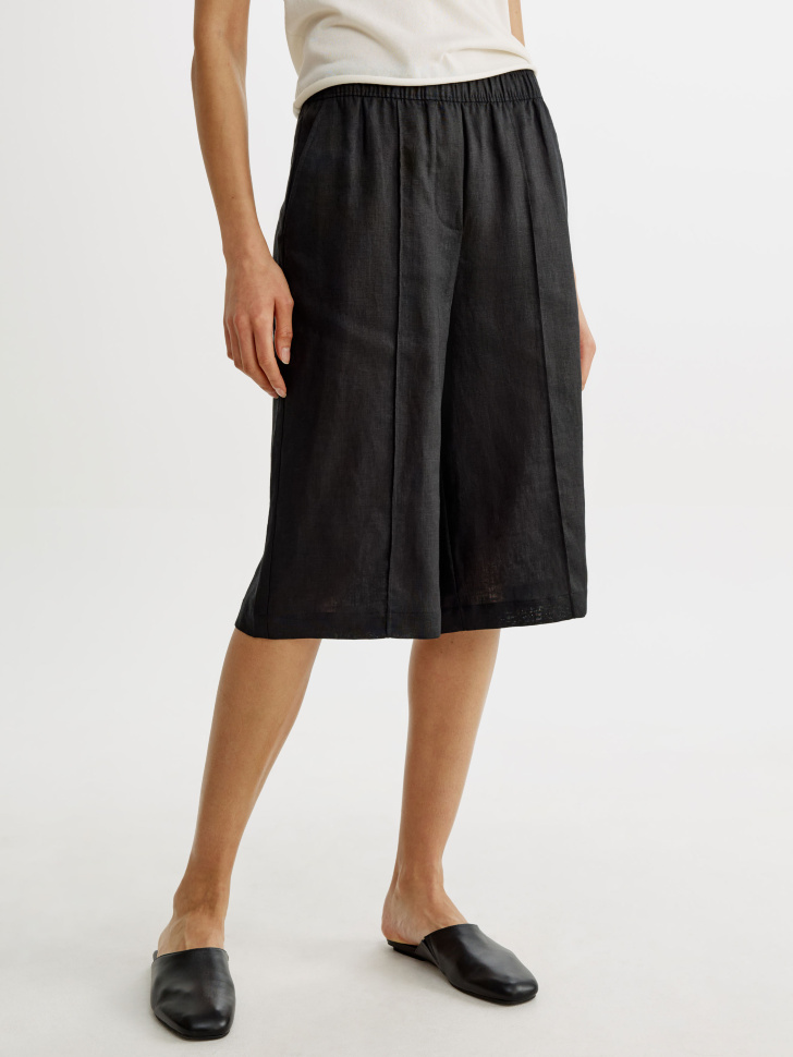 удлиненные шорты-бермуды со стрелками из льна от бренда sela вид слева