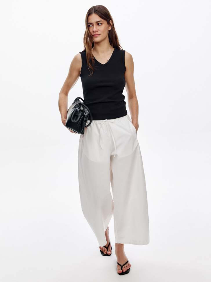 топ приталенный с треугольным вырезом в рубчик от бренда sela вид слева