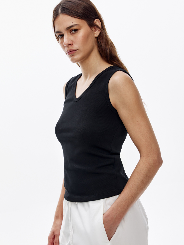 топ приталенный с треугольным вырезом в рубчик из россии вид сбоку