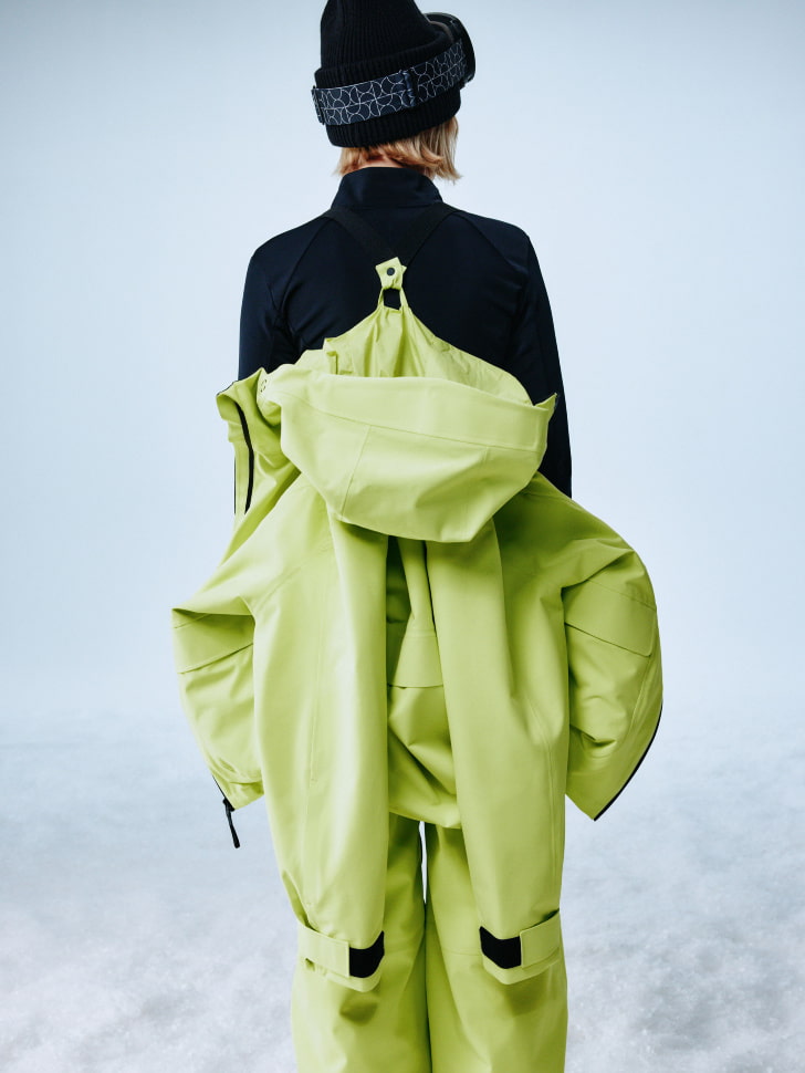 горнолыжная куртка из технологичной мембраны с лямками 4610517111326 в интернет магазине