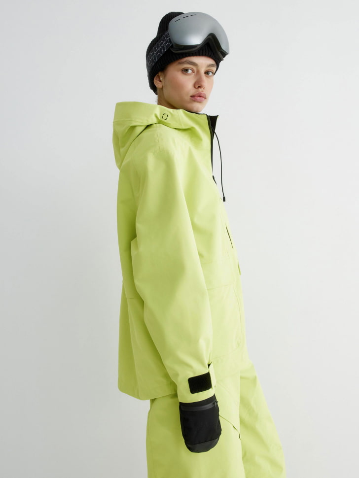 горнолыжная куртка из технологичной мембраны с лямками 4610517111326 со скидкой