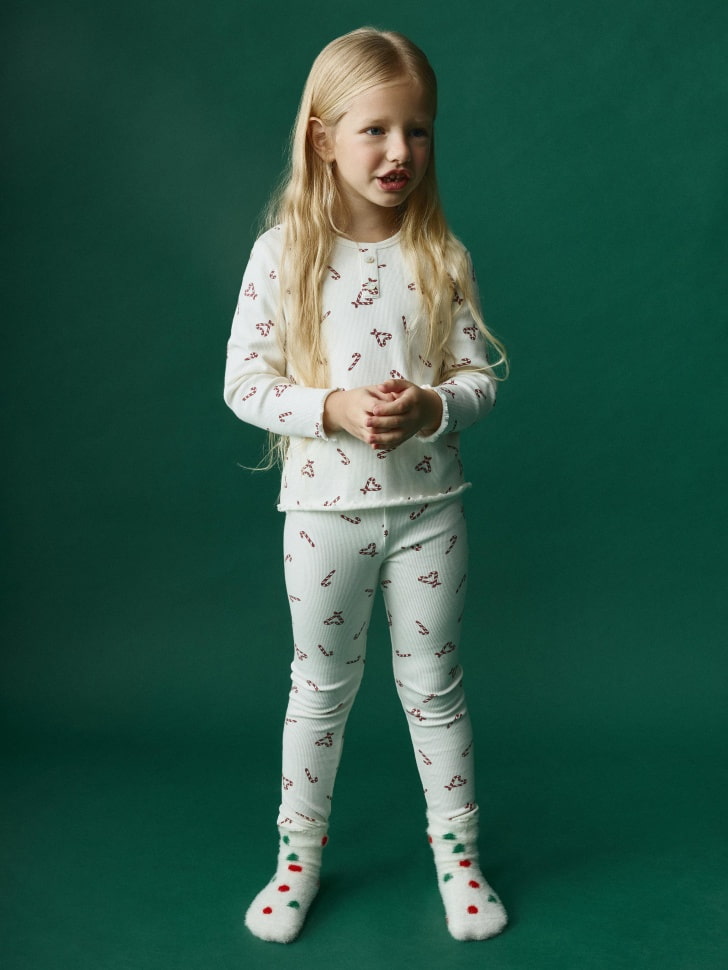 

Пижама с новогодним принтом для девочек