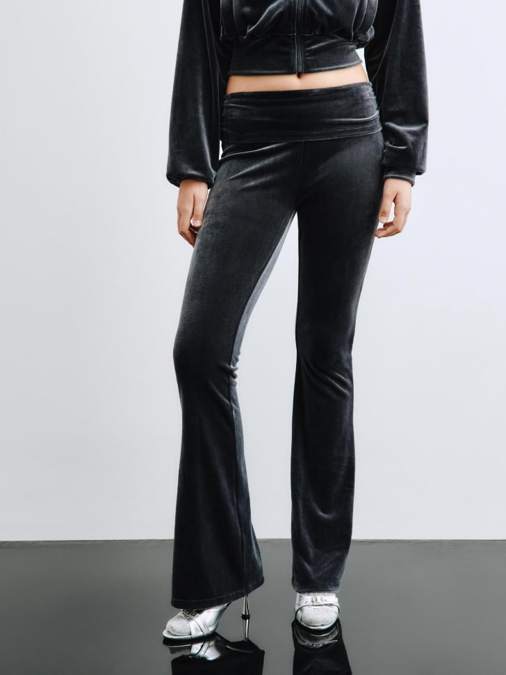 велюровые брюки клеш из линейки  young по цене 999 руб вид справа