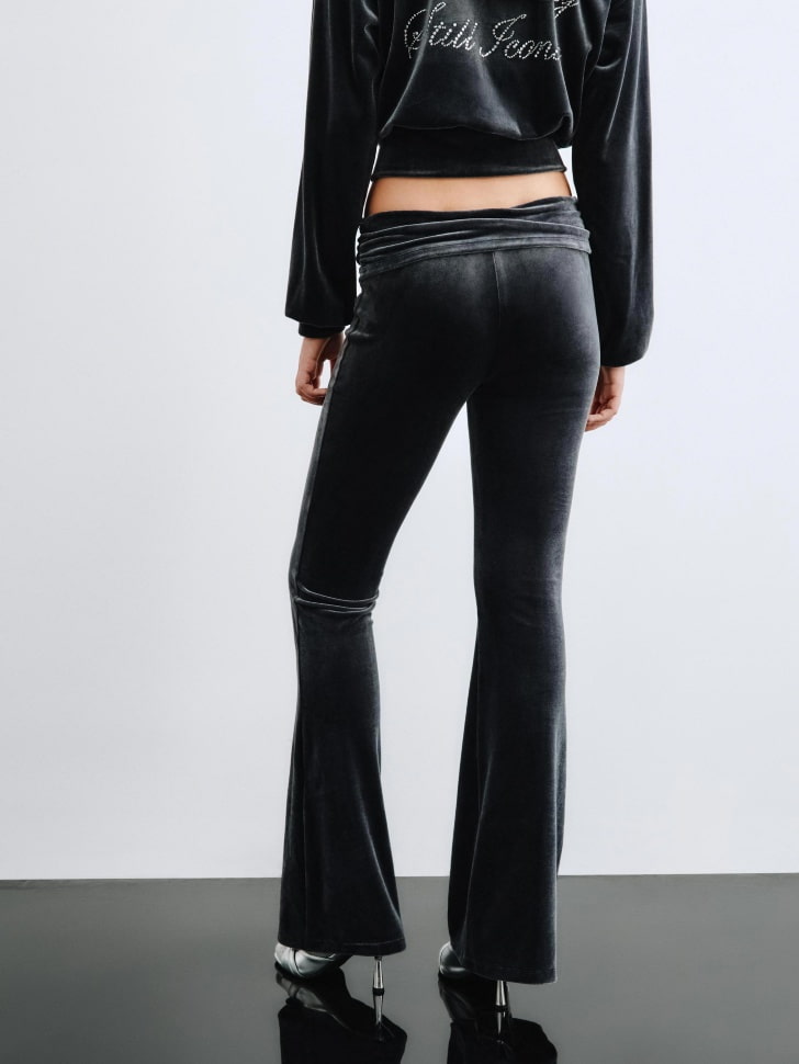 велюровые брюки клеш из линейки  young из велюра спереди