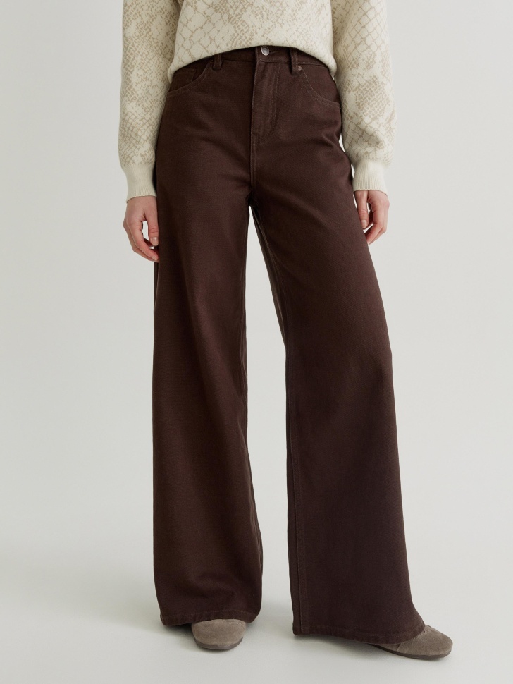 широкие джинсы на высокой посадке с небольшой вышивкой от бренда sela вид слева