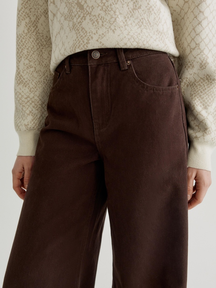 широкие джинсы на высокой посадке с небольшой вышивкой из россии вид сбоку