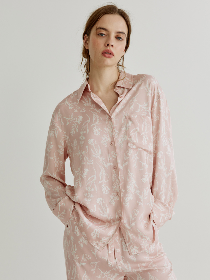 домашняя рубашка из струящейся вискозы с принтом из россии вид сбоку