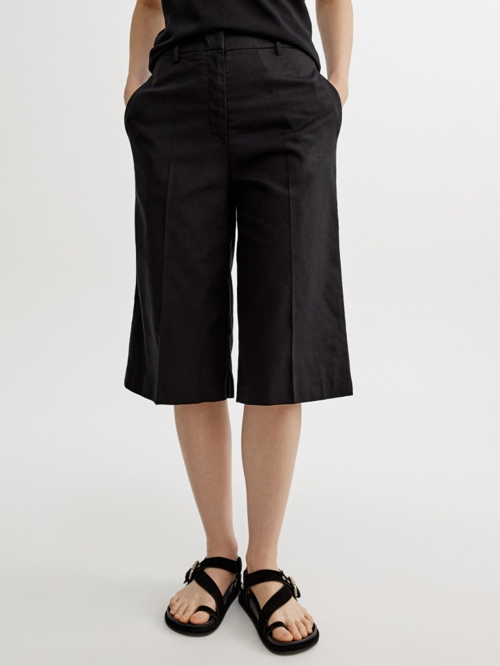 костюмные шорты-бермуды из хлопка и льна от бренда sela вид слева