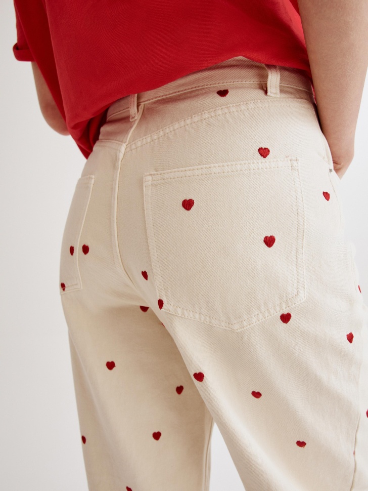 Товар красного цвета с внутренней стороны