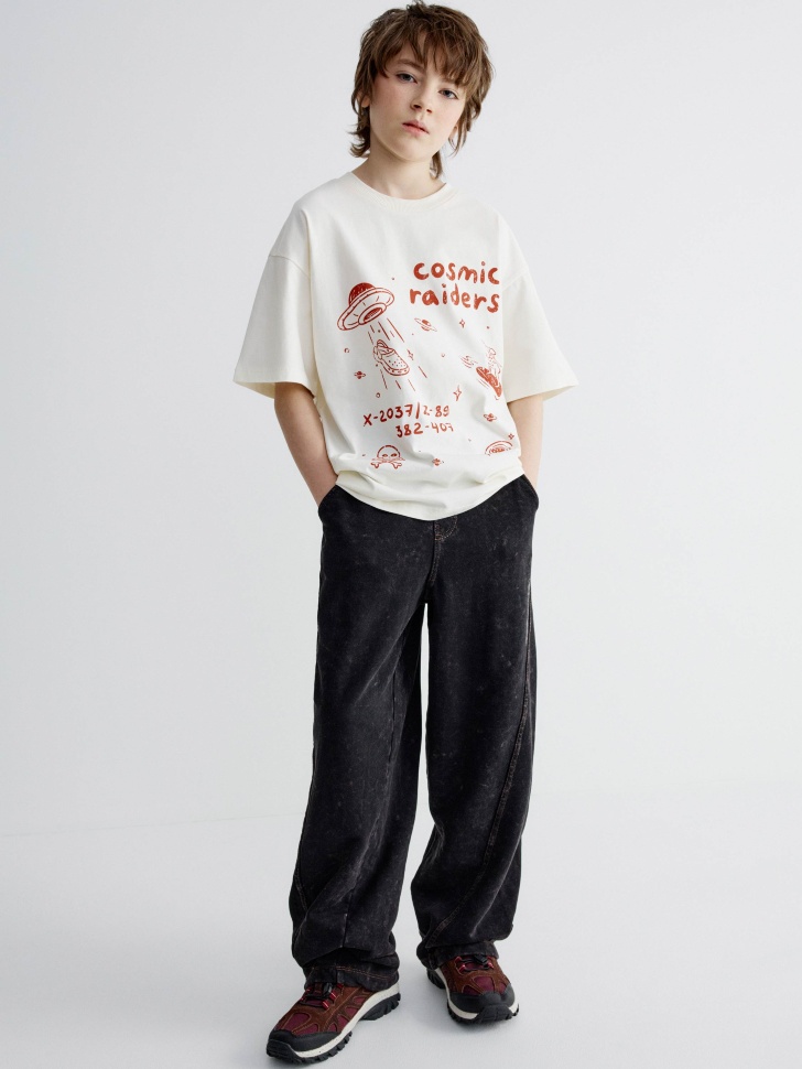 футболка оверсайз с принтом для мальчиков от бренда sela вид слева