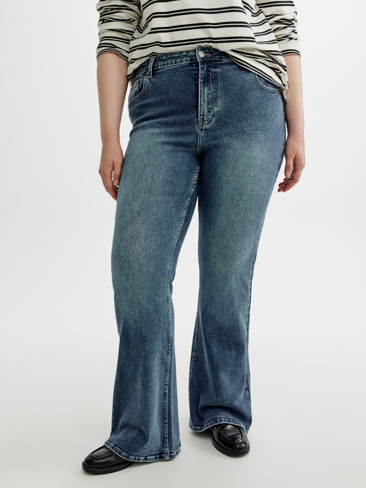 джинсы клеш с высокой посадкой классического стиля с лицевой стороны