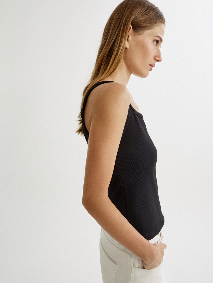 топ из смесового модала в рубчик из россии вид сбоку