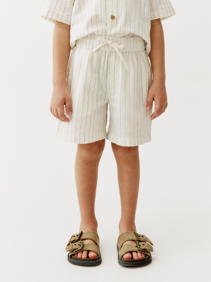 шорты в полоску из хлопка и льна для мальчиков от бренда sela вид слева