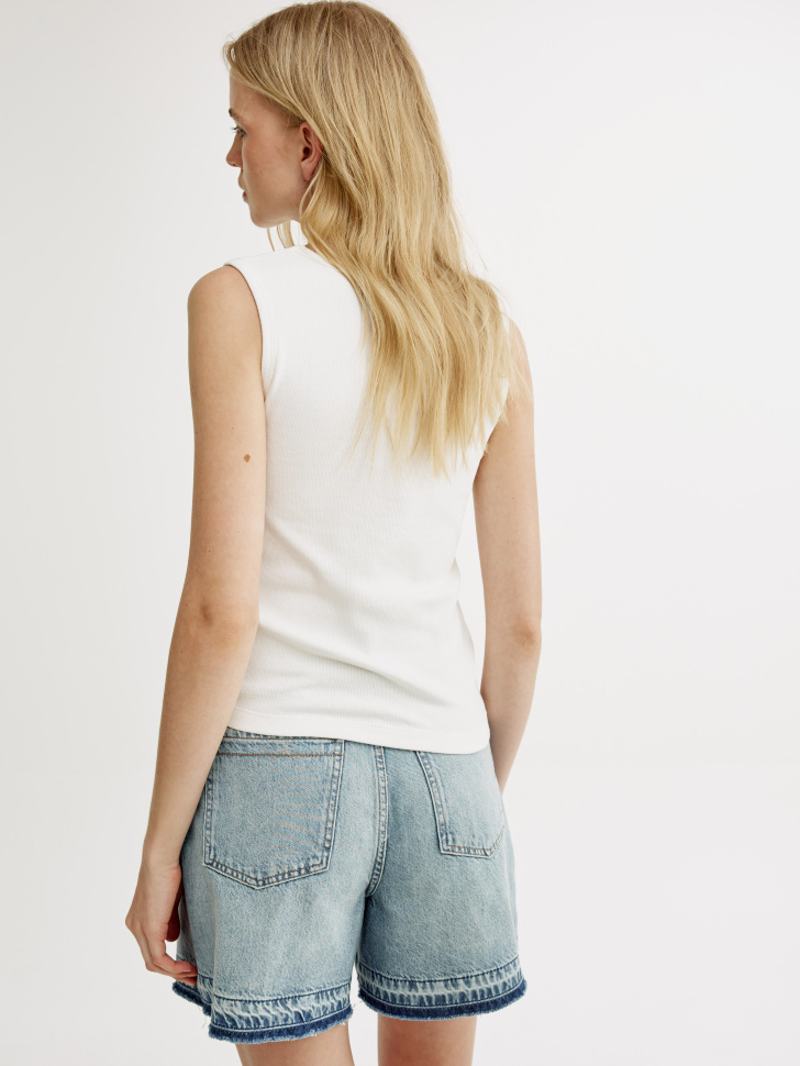 топ приталенный с треугольным вырезом в рубчик по цене 1299 руб вид справа