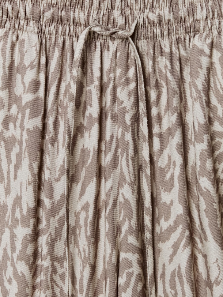 широкие пляжные брюки с принтом из вискозы от бренда sela вид слева