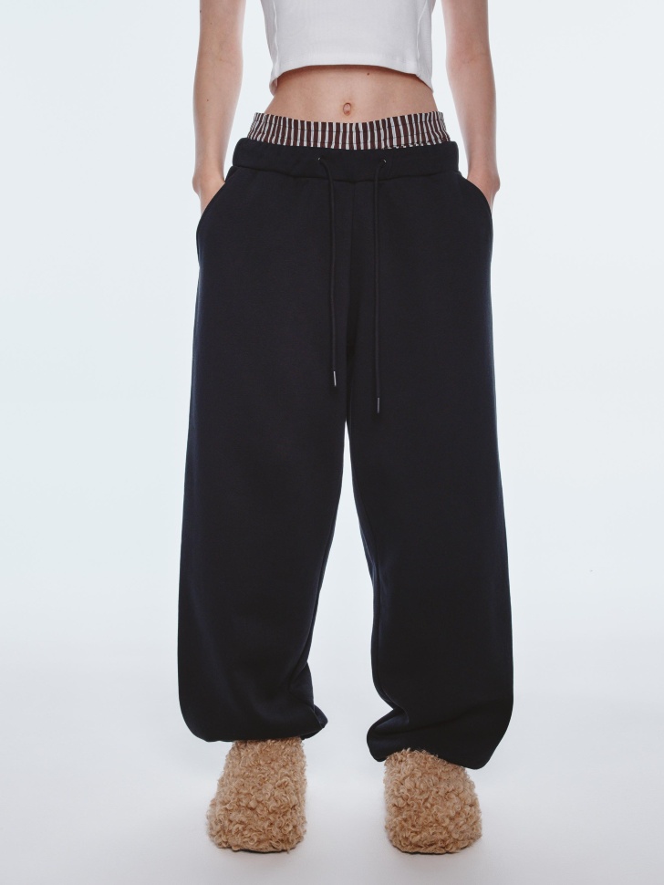 утепленные джоггеры из линейки  young от бренда sela вид слева