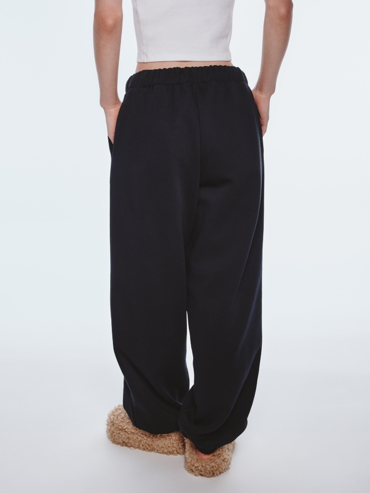 утепленные джоггеры из линейки  young по цене 3999 руб вид справа