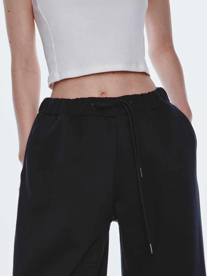 утепленные джоггеры из линейки  young из россии вид сбоку