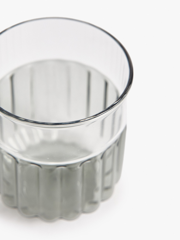 стакан из стекла с рельефным узором от бренда sela вид слева