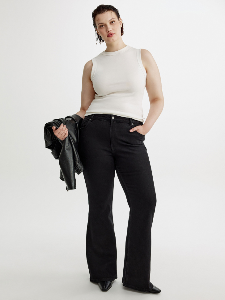 джинсы клеш с высокой посадкой от бренда sela вид слева