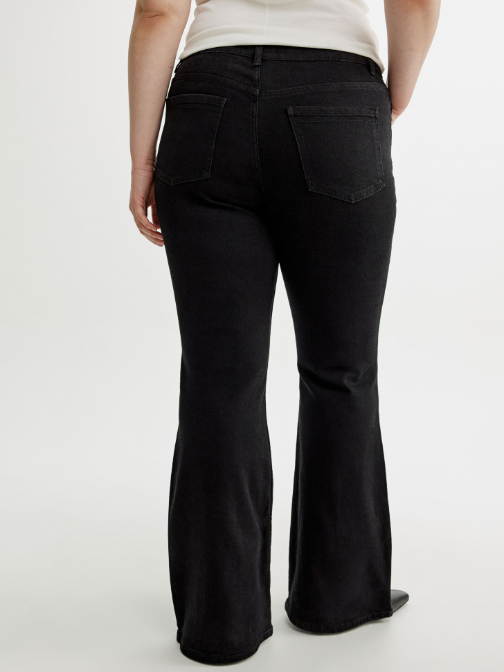 джинсы клеш с высокой посадкой классического стиля с лицевой стороны