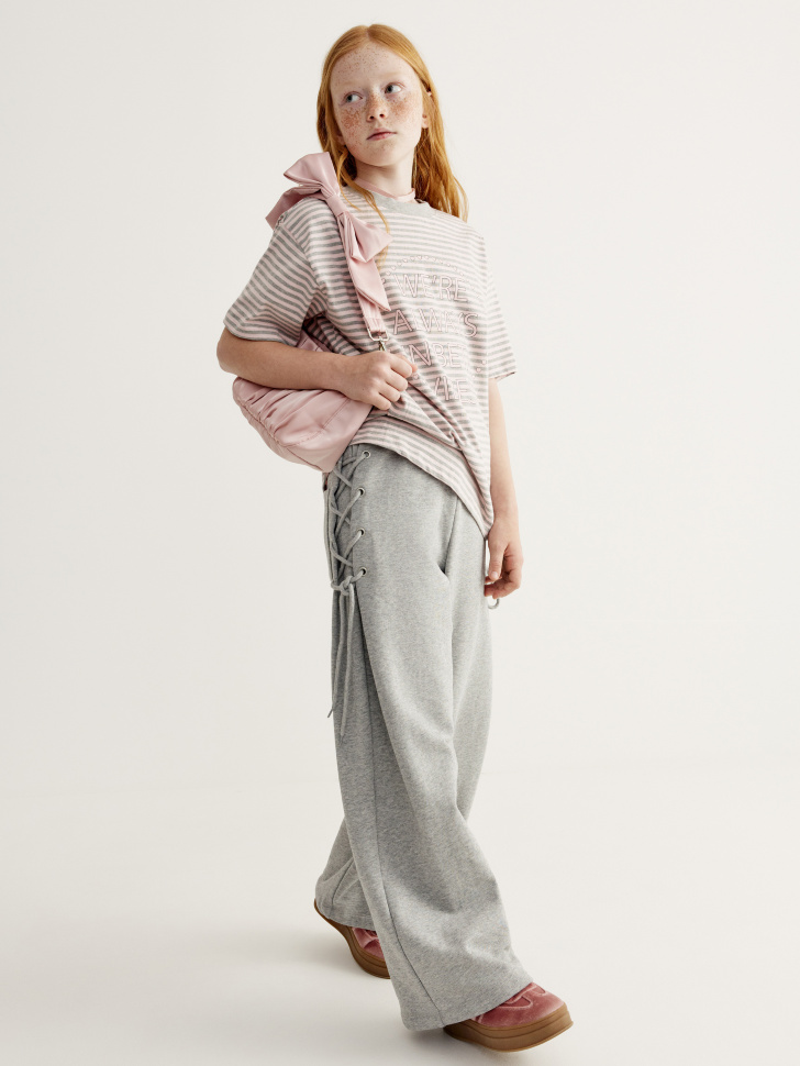 футболка оверсайз с принтом для девочек от известного бренда по акции