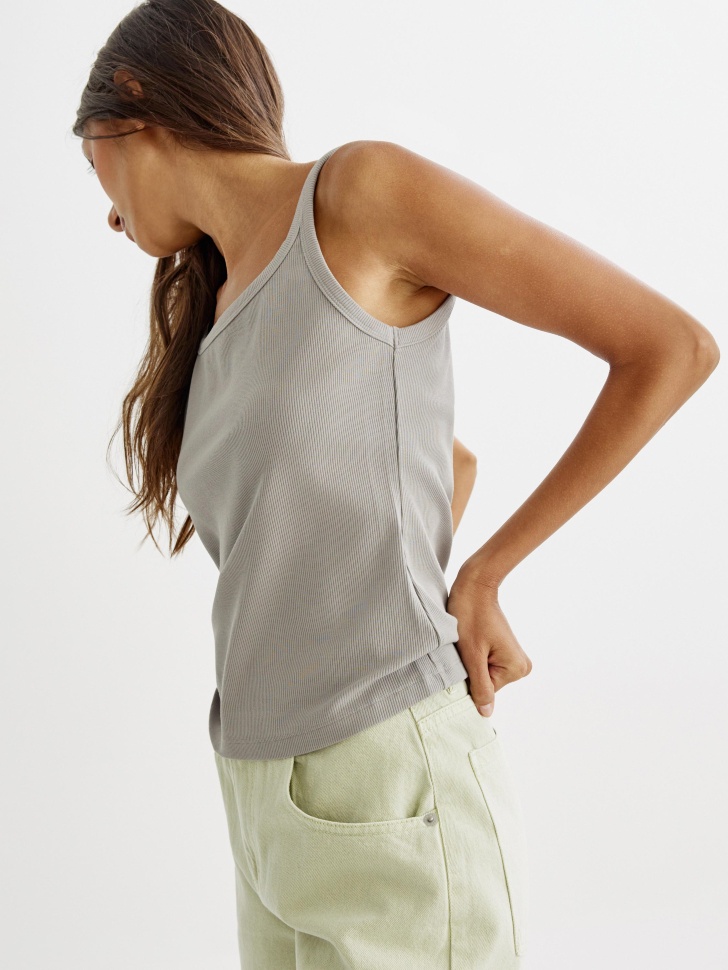 топ из смесового модала в рубчик из россии вид сбоку