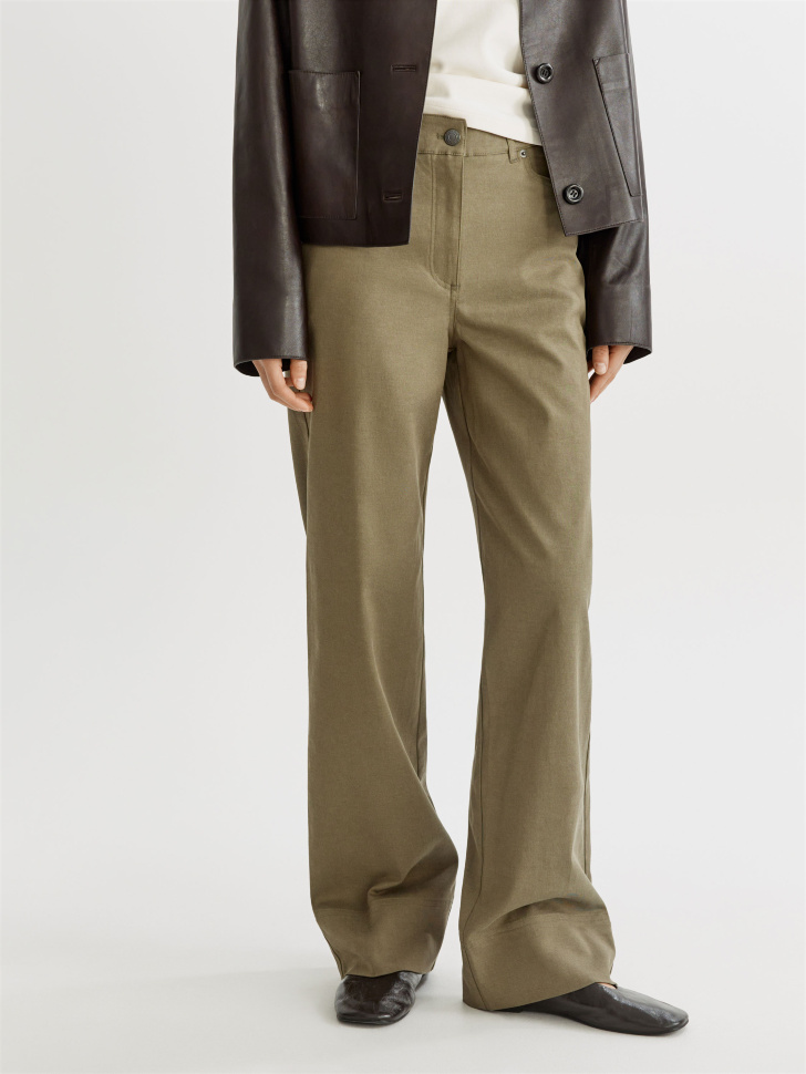 прямые брюки из тенселя и хлопка с широкой подгибкой от бренда sela вид слева