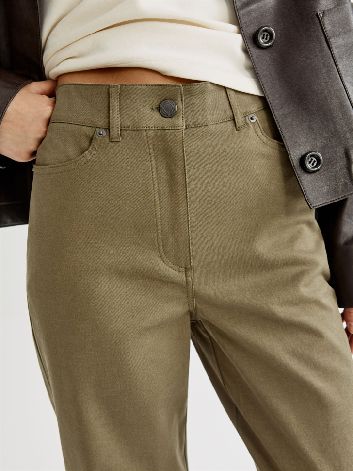 прямые брюки из тенселя и хлопка с широкой подгибкой из россии вид сбоку