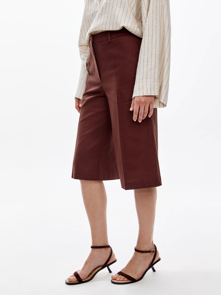 костюмные шорты-бермуды из хлопка и льна по цене 3599 руб вид справа