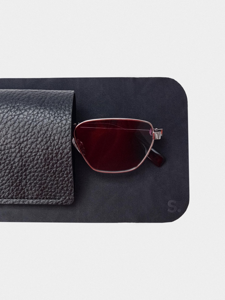 солнцезащитные очки с металлической оправой от бренда sela вид слева