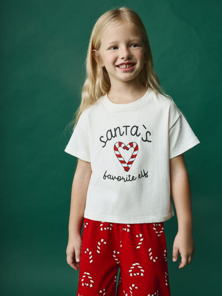 

Домашняя футболка с новогодним принтом для девочек