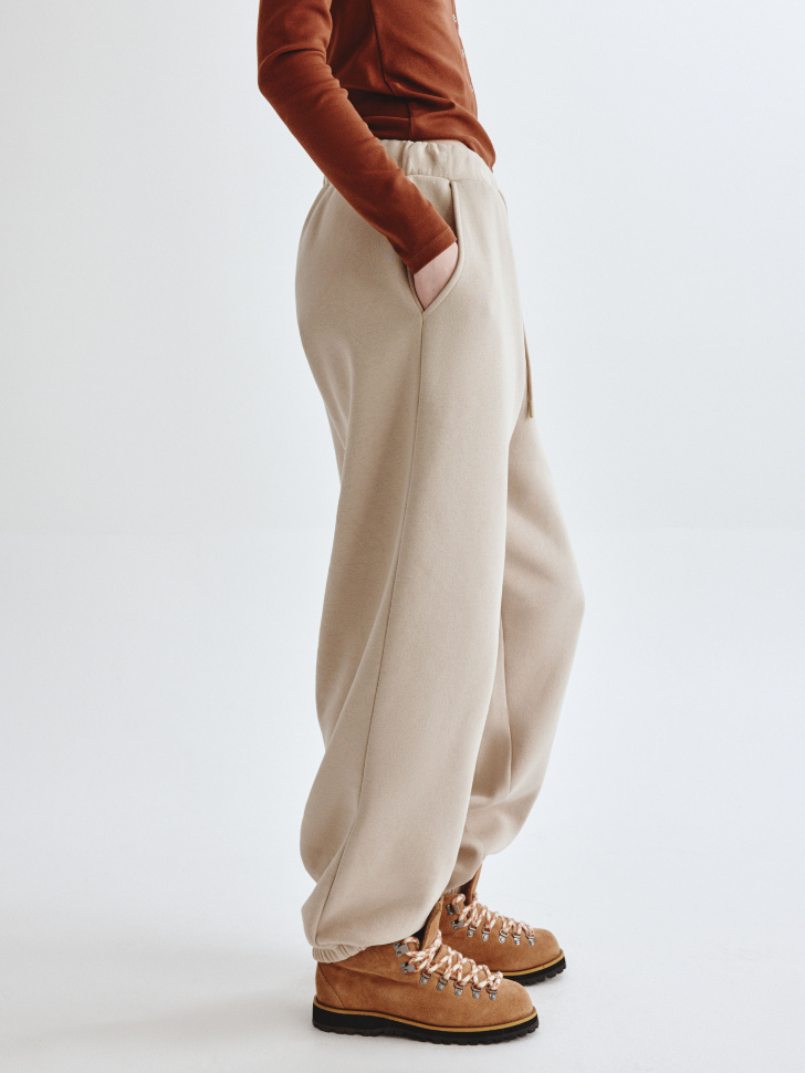 утепленные джоггеры из линейки  young из россии вид сбоку