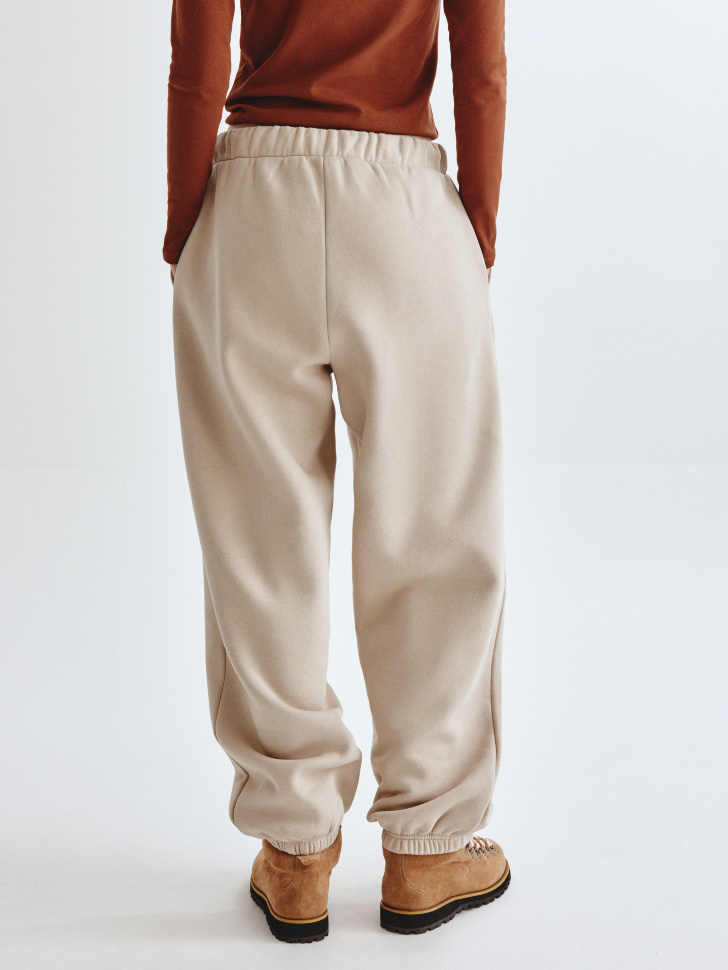 утепленные джоггеры из линейки  young по цене 3999 руб вид справа