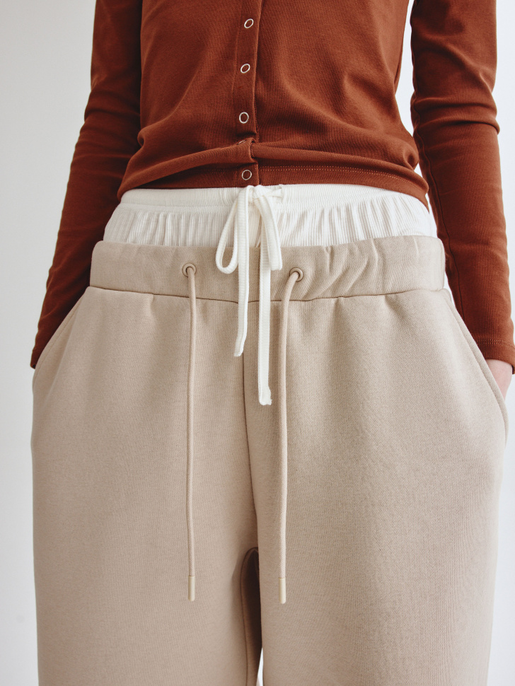 утепленные джоггеры из линейки  young от бренда sela вид слева