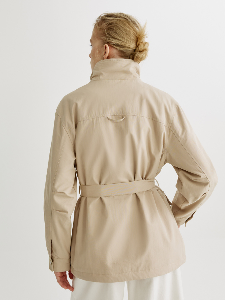 базовая утепленная куртка с поясом по цене 6999 руб вид справа