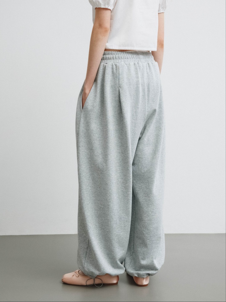 трикотажные брюки с утяжками по низу из линейки  young по цене 3999 руб вид справа