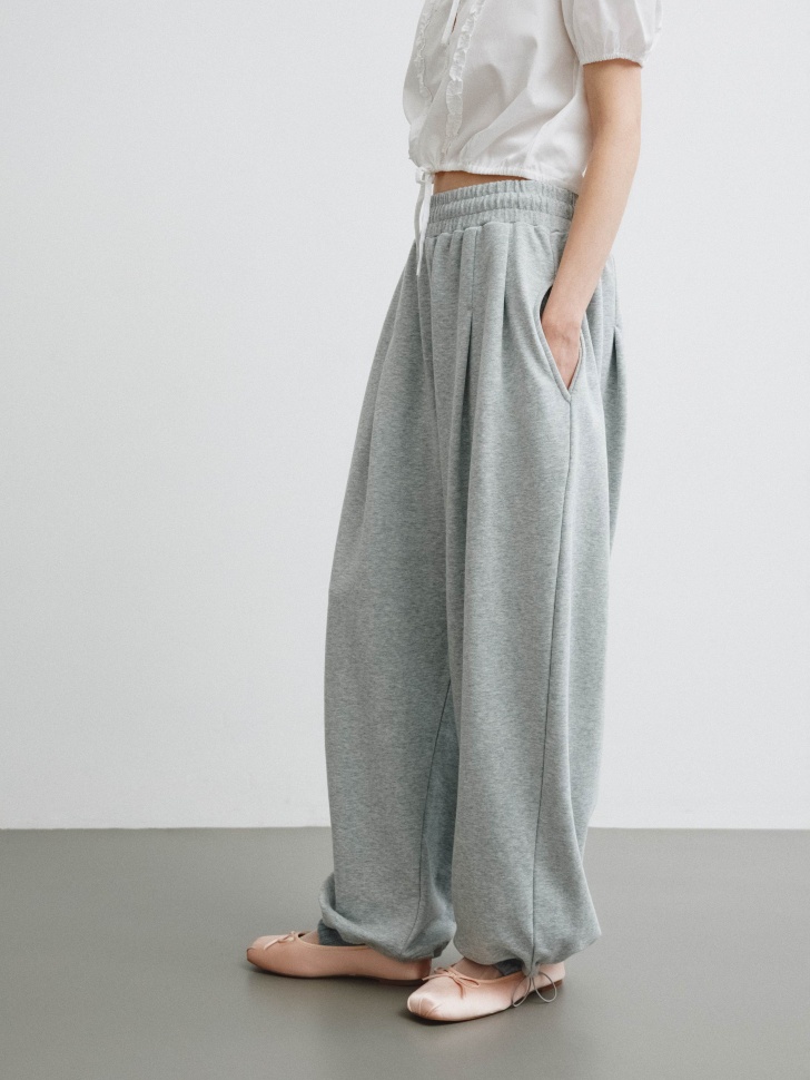 трикотажные брюки с утяжками по низу из линейки  young из россии вид сбоку