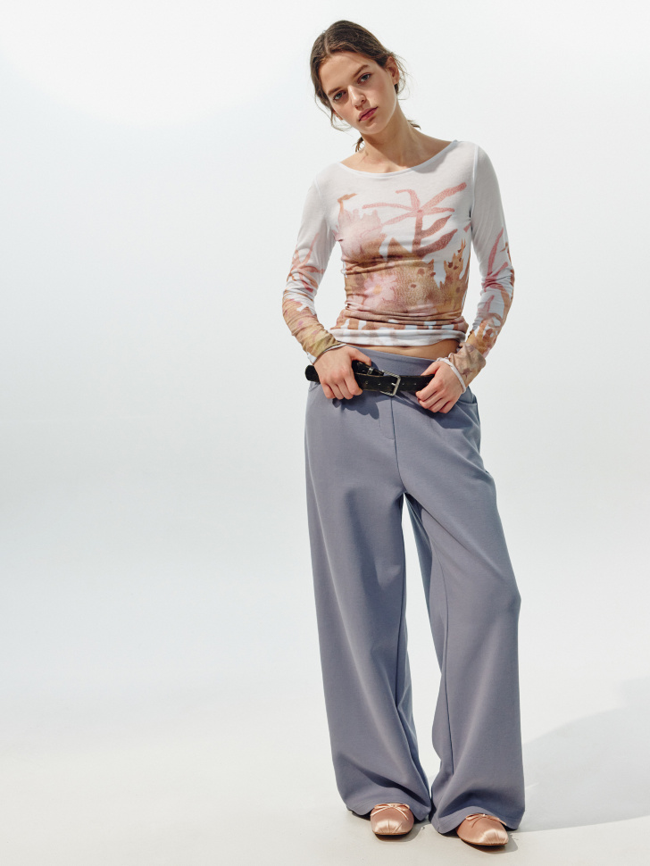 лонгслив из коллекции art people с анастасией рыбаковой от бренда sela вид слева