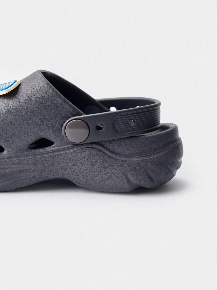 сабо с декором для мальчиков из проверенных материалов спереди